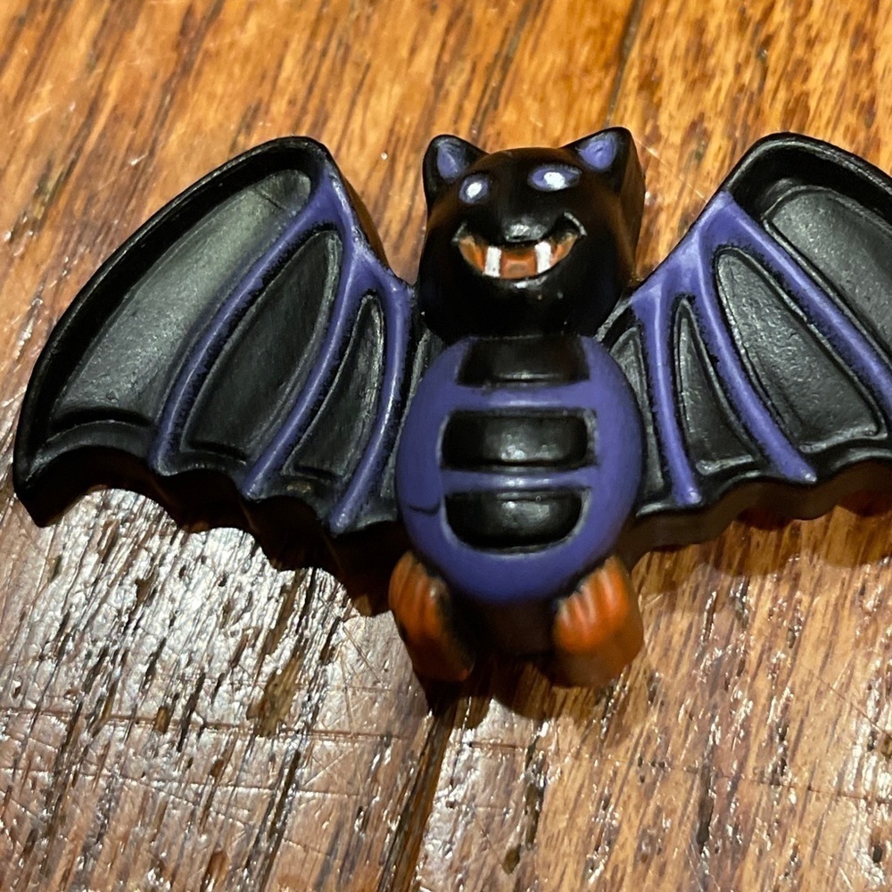 Halloween Pins,Vintage - Black Bat With Purple - Picture 6 of 8